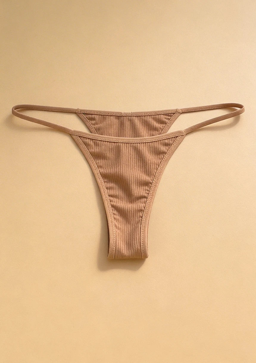 Prążkowane stringi z minimalistycznym krojem