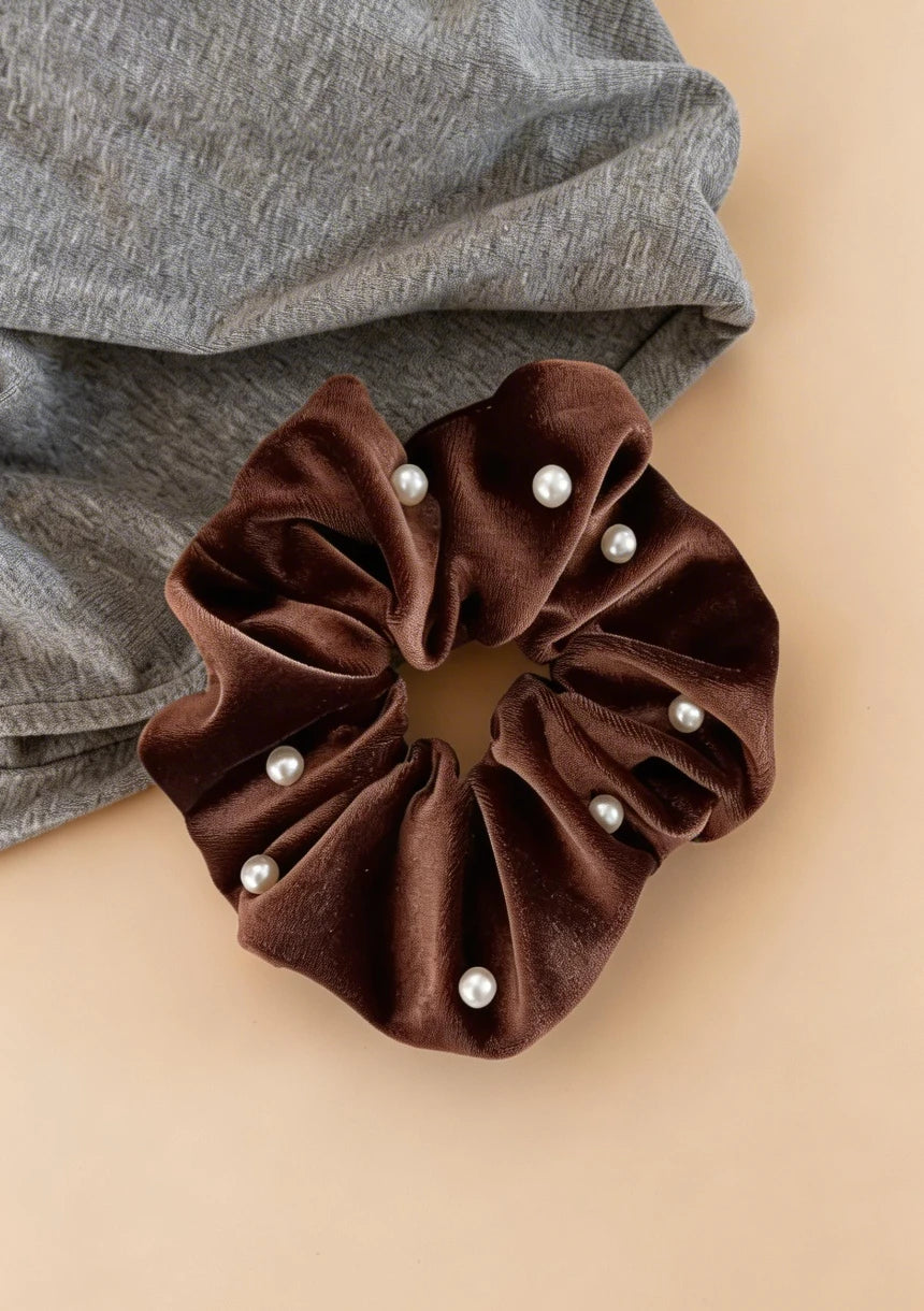 Welurowa frotka do włosów scrunchie z perełkami