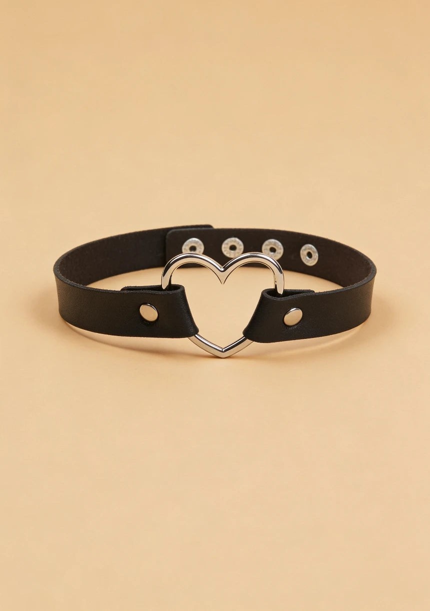 Choker z ozdobnym sercem