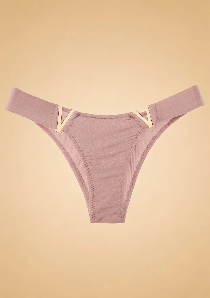 Figi z metalowymi akcentami w kolorze rose gold