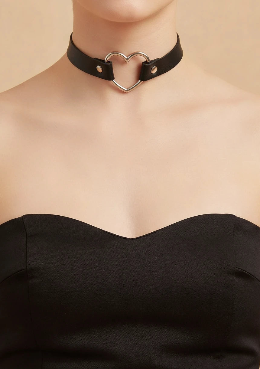 Choker z ozdobnym sercem
