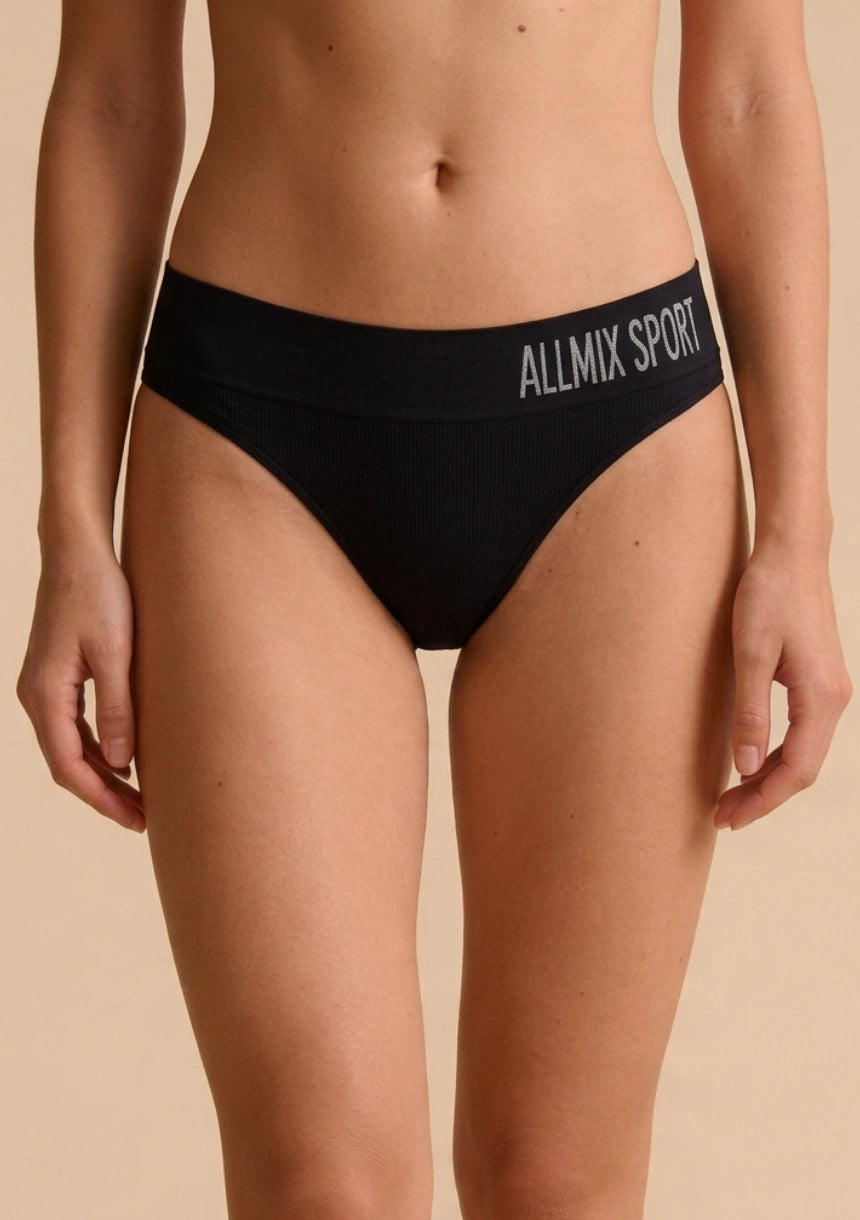 Stringi szerokie w sportowym stylu