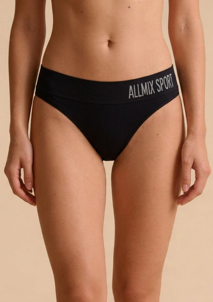 Stringi szerokie w sportowym stylu