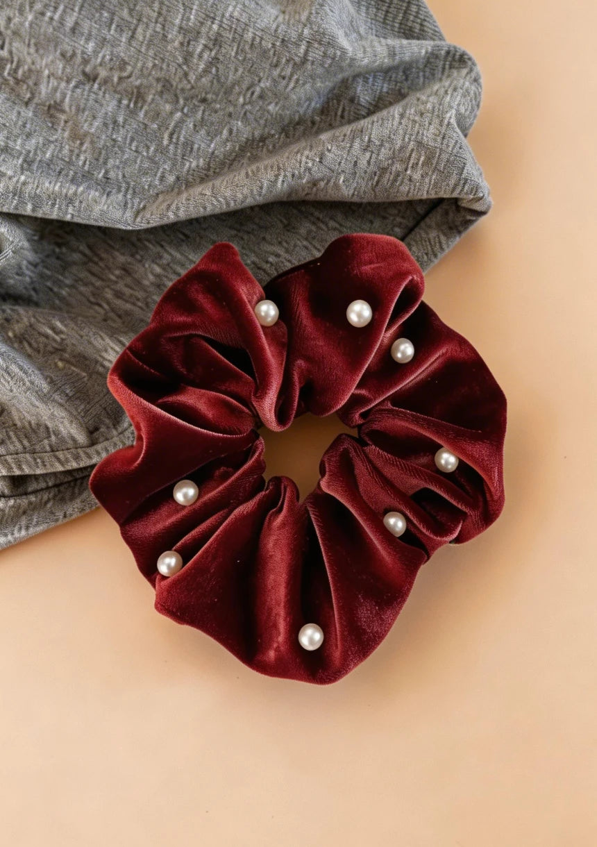 Welurowa frotka do włosów scrunchie z perełkami
