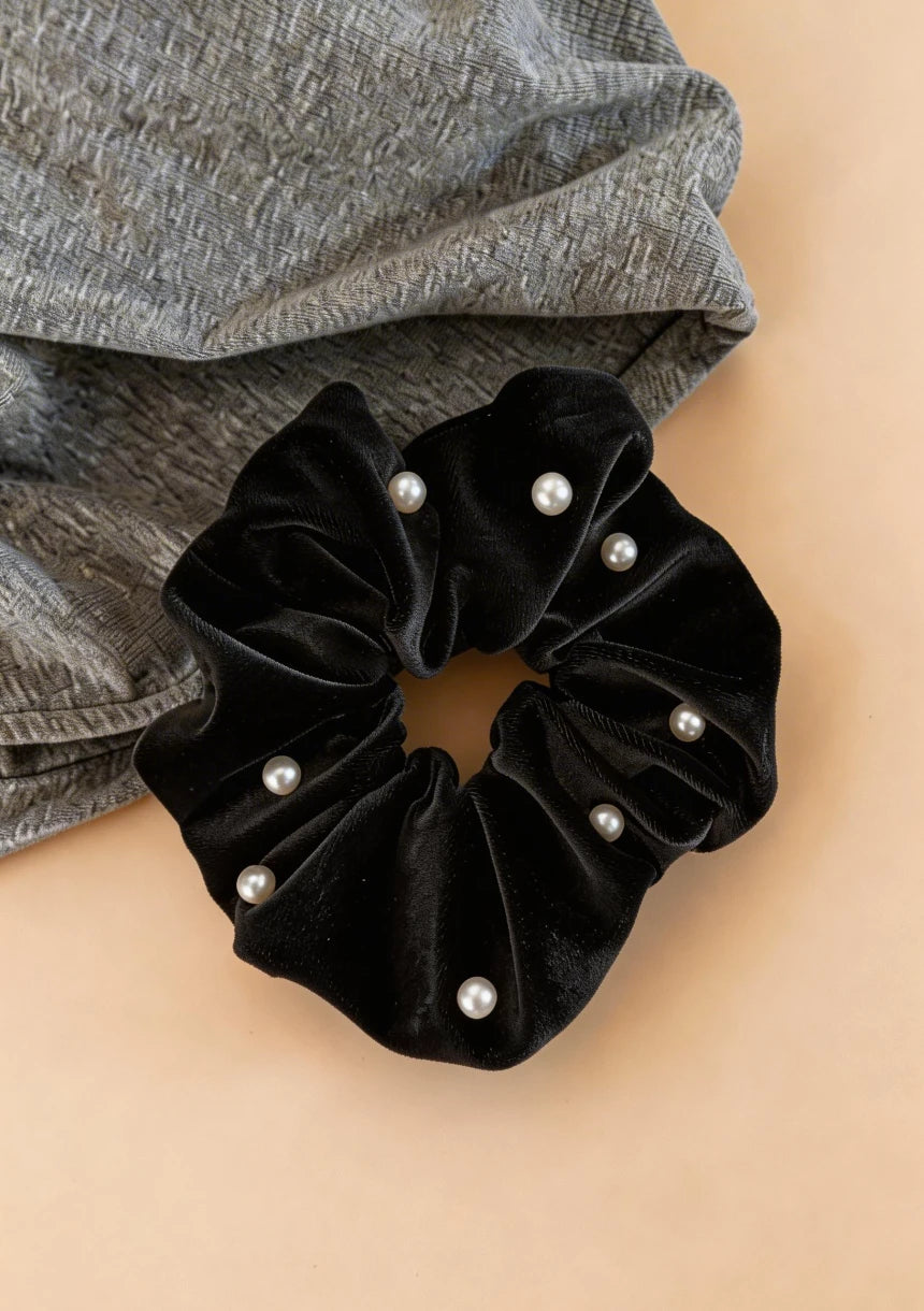 Welurowa frotka do włosów scrunchie z perełkami