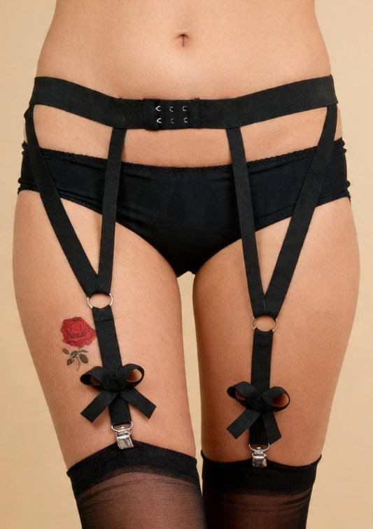Harness z paskami do pończoch i kokardkami
