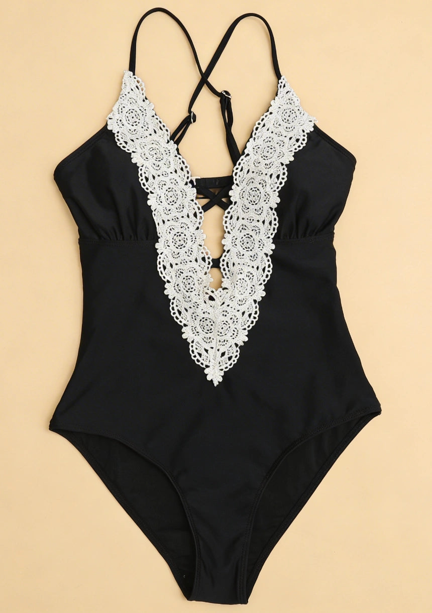 Strój kąpielowy jednoczęściowy z dekoltem obszytym koronką