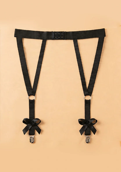 Harness z paskami do pończoch i kokardkami